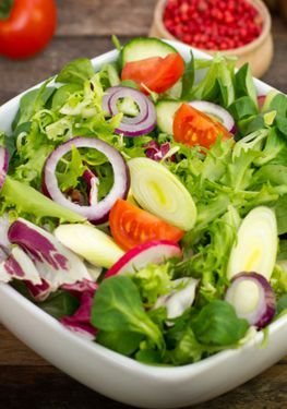 Frischer gemischter Salat aus der Küche der Pizzeria Da Gianni