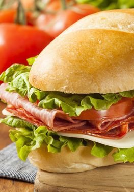 Warmes Panino mit Tomaten, Mozzarella und Schinken