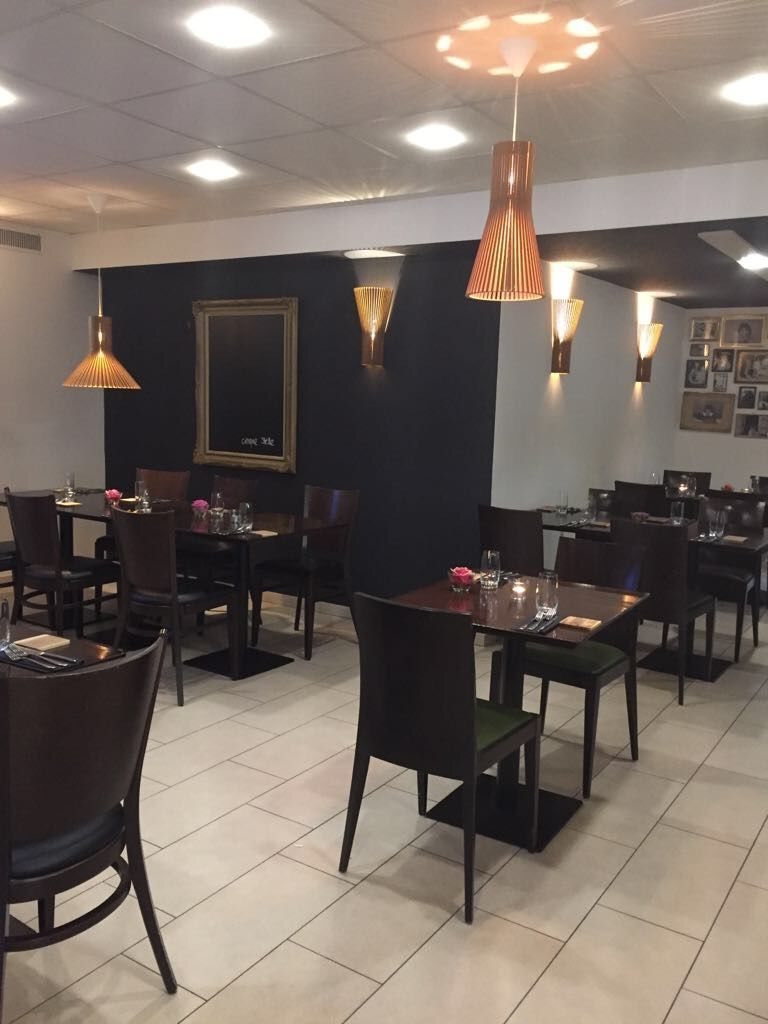 Gedeckte Tische im Gastraum der Pizzeria Da Gianni in Stans